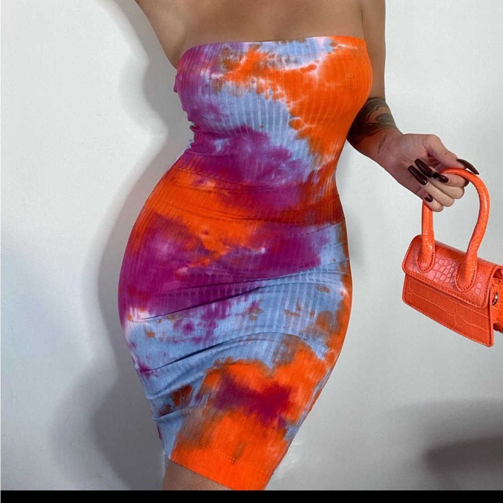 NWOT strapless tie dye. Super cute. Perfect for holiday vacation. Flattering fit